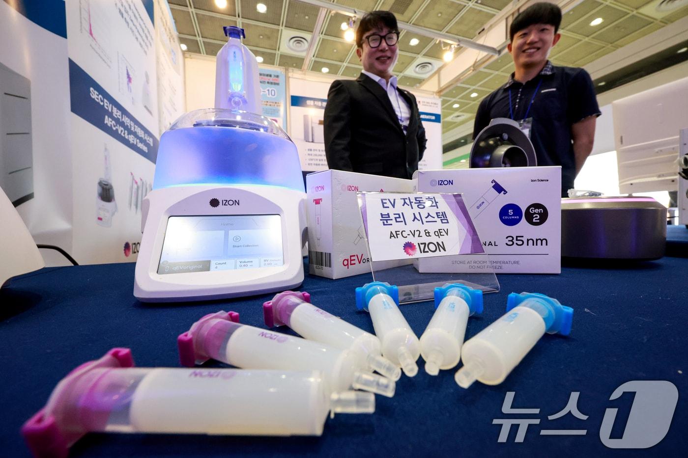 본문 이미지 - 28일 서울 강남구 코엑스에서 열린 ‘바이오코리아 2026'에서 관계자들이 EV 자동화 분리 시스템을 소개하고 있다. 2026.4.28 ⓒ 뉴스1 이호윤 기자