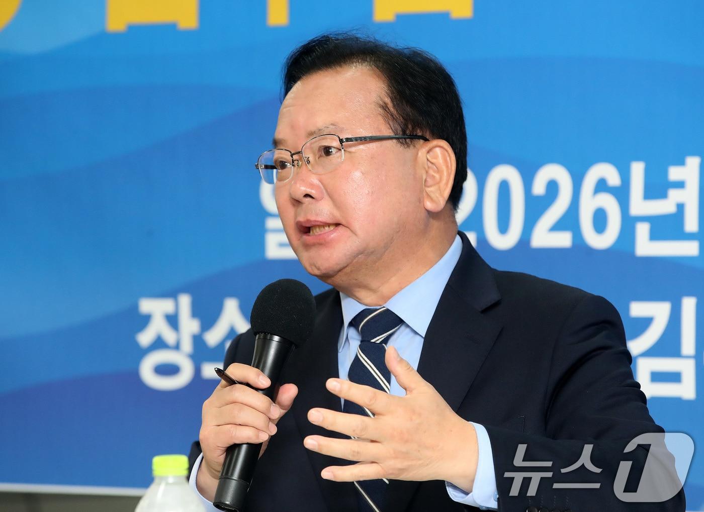 본문 이미지 - 김부겸 더불어민주당 대구시장 후보가 28일 오전 대구 달서구 선거사무소에서 대구 청년들의 정책 제안 등 목소리를 듣는 '청년이 묻고 김부겸이 답하다-청문겸답' 타운홀 미팅을 갖고 있다. 2026.4.28 ⓒ 뉴스1 공정식 기자