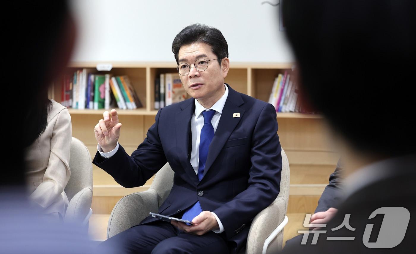 본문 이미지 - 정원오 더불어민주당 서울시장 후보가 28일 서울 동대문구 경희대 캠퍼스타운 삼의원창업센터 누리터에서 열린 정원오의 찾아가는 간담회 : 청년기업가 및 예비창업자 편에서 청년들과 대화를 나누고 있다. 2026.4.28 ⓒ 뉴스1 박지혜 기자