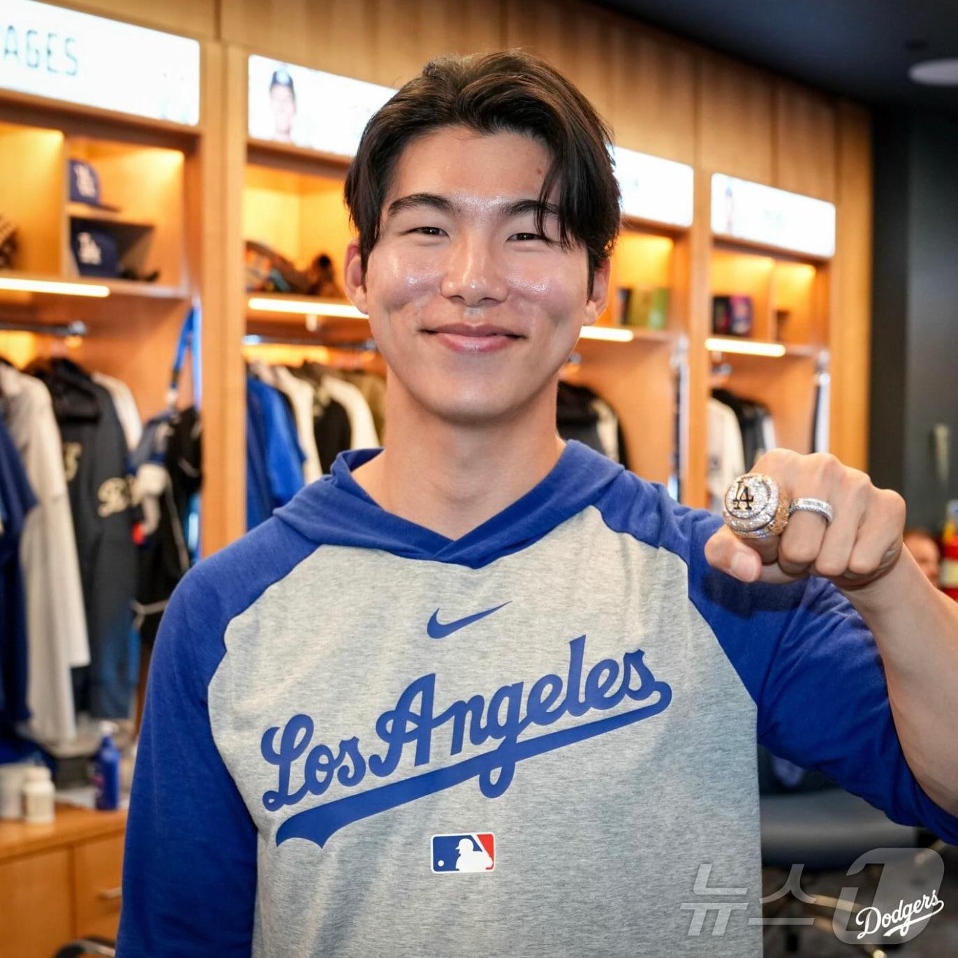 본문 이미지 - 미국프로야구 메이저리그(MLB) LA 다저스의 김혜성이 28일(한국시간) 구단 라커룸에서 2025시즌 월드시리즈 우승 반지를 전달받은 뒤 환한 미소를 짓고 있다. (LA 다저스 구단 공식 인스타그램 캡처) 2026.4.28 ⓒ 뉴스1 김진환 기자