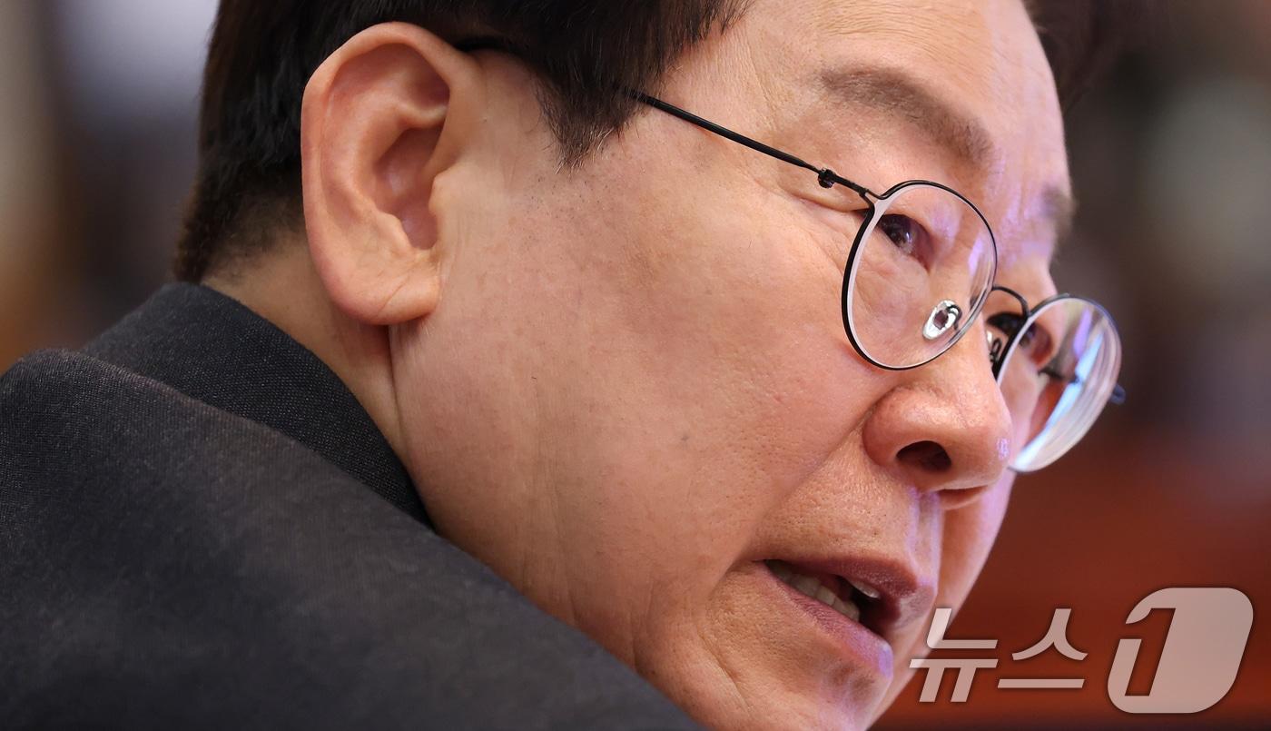 본문 이미지 - 이재명 대통령이 28일 청와대에서 열린 제18회 국무회의 겸 제6차 비상경제점검회의에서 발언하고 있다. 2026.4.28 ⓒ 뉴스1 허경 기자