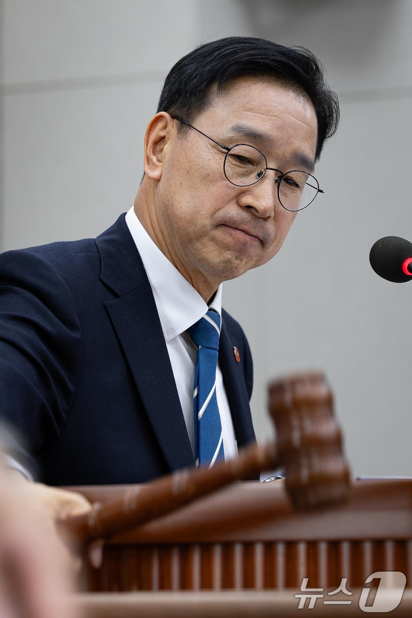 본문 이미지 - 위성곤 국회 기후위기특별위원장이 28일 서울 여의도 국회에서 열린 제434회 국회(임시회) 기후위기특별위원회 제11차 전체회의에서 의사봉을 두드리고 있다. 더불어민주당 6·3 지방선거 제주특별자치도지사 후보로 선출된 위 위원장은 이날 특위 위원장직을 사임했다. 2026.4.28 ⓒ 뉴스1 유승관 기자