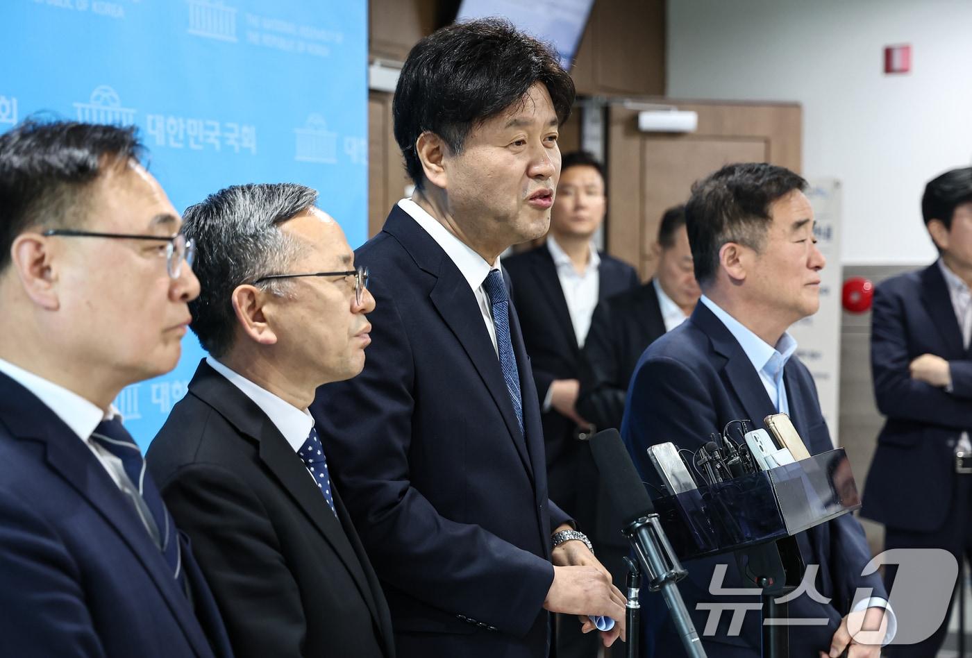 본문 이미지 - 김용 전 민주연구원 부원장이 28일 서울 여의도 국회 소통관에서 공천 관련 입장을 밝힌 후 백브리핑을 하고 있다. 2026.4.28 ⓒ 뉴스1 김도우 기자