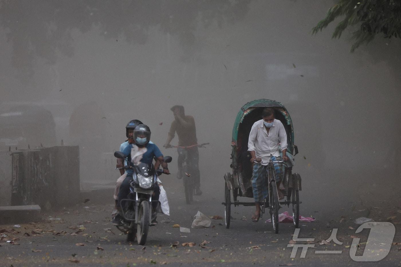 본문 이미지 - 지난 16일(현지시간) 방글라데시 다카에서 강풍에 먼지와 나뭇잎이 날리는 가운데 차량들이 이동하고 있다. 2024.4.27. ⓒ 로이터=뉴스1