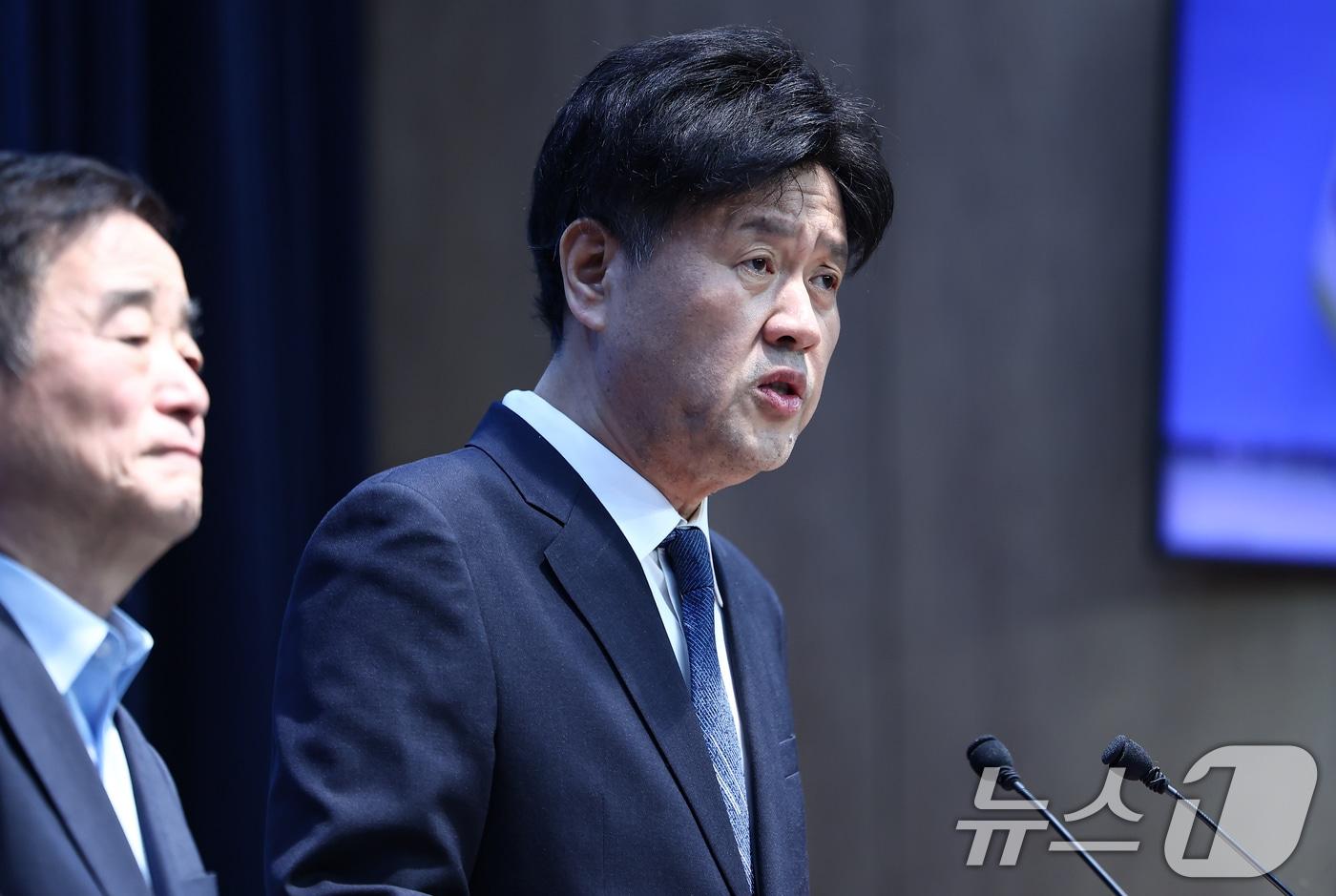 본문 이미지 - 김용 전 민주연구원 부원장이 28일 서울 여의도 국회 소통관에서 당의 공천배제 결정에 대한 승복 입장을 밝히고 있다. 왼쪽은 김 전 부원장의 공천을 요구했던 강득구 의원. 2026.4.28 ⓒ 뉴스1 김도우 기자