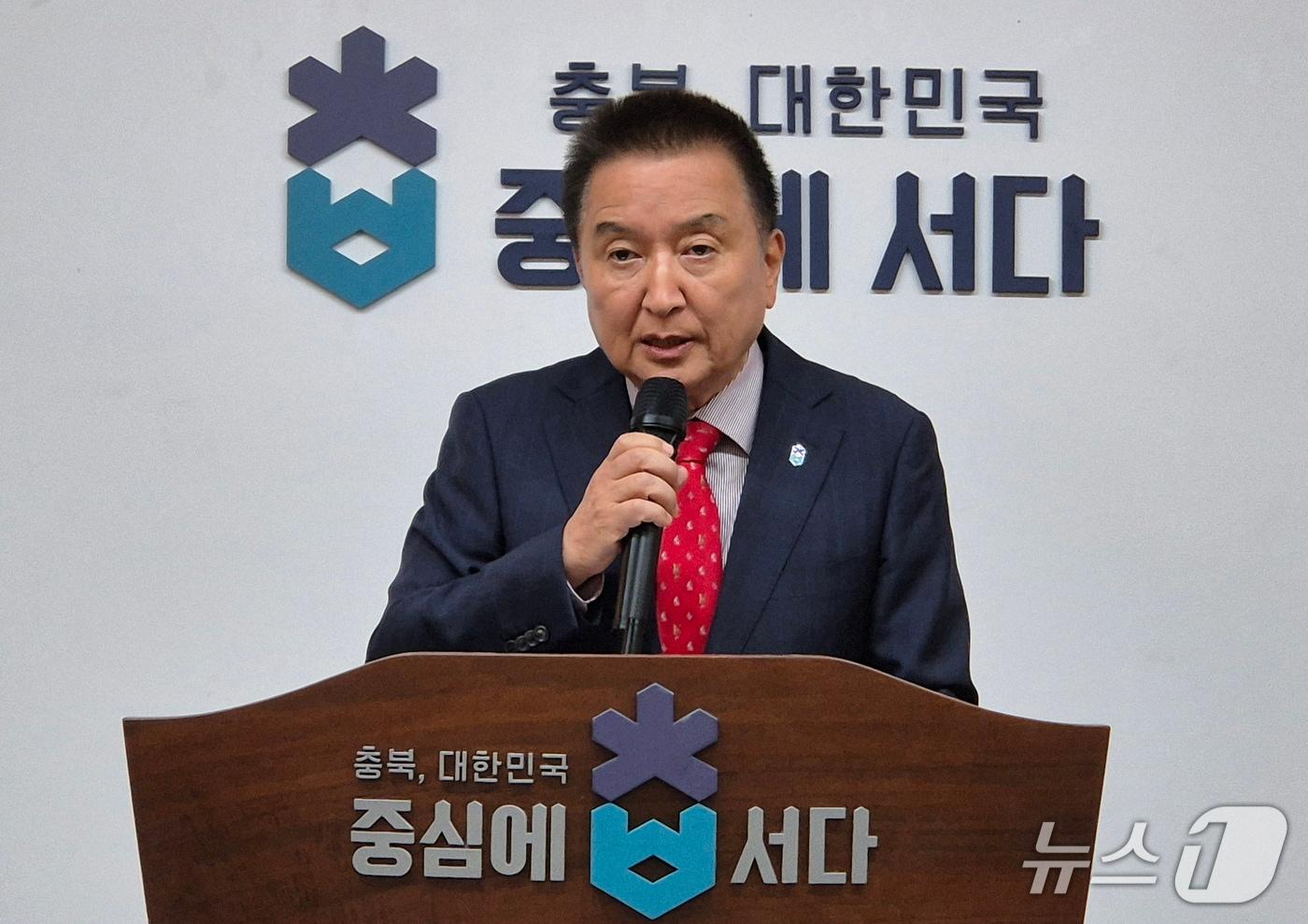 본문 이미지 - 김영환 충북지사가 28일 도청 브리핑룸에서 지방선거와 관련한 입장을 밝히고 있다. 2026.4.28/뉴스1