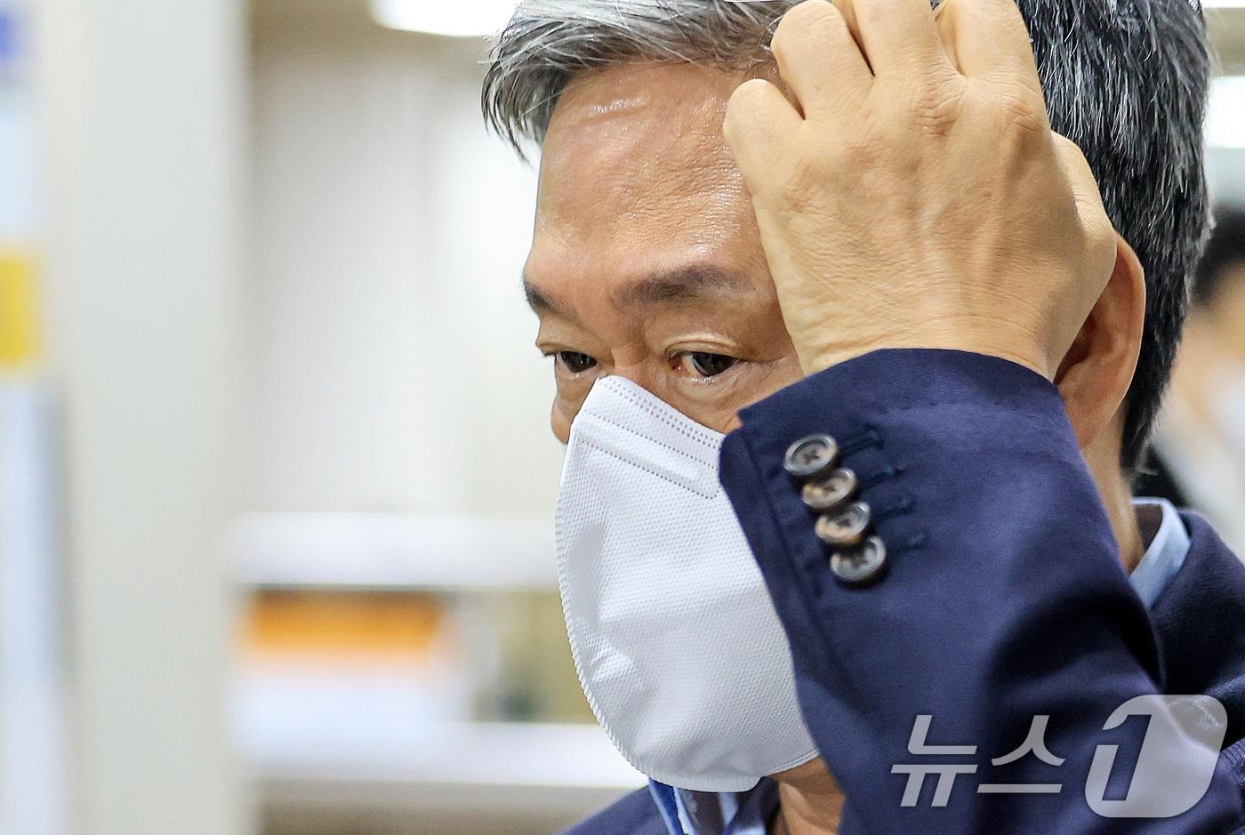 본문 이미지 - 배임혐의를 받고 있는 김성수 전 카카오엔터 대표가 지난 4월 28일 서울 서초동 서울중앙지방법원에서 열리는 항소심 5차공판에 출석하고 있다. 2026.4.28 ⓒ 뉴스1 이호윤 기자