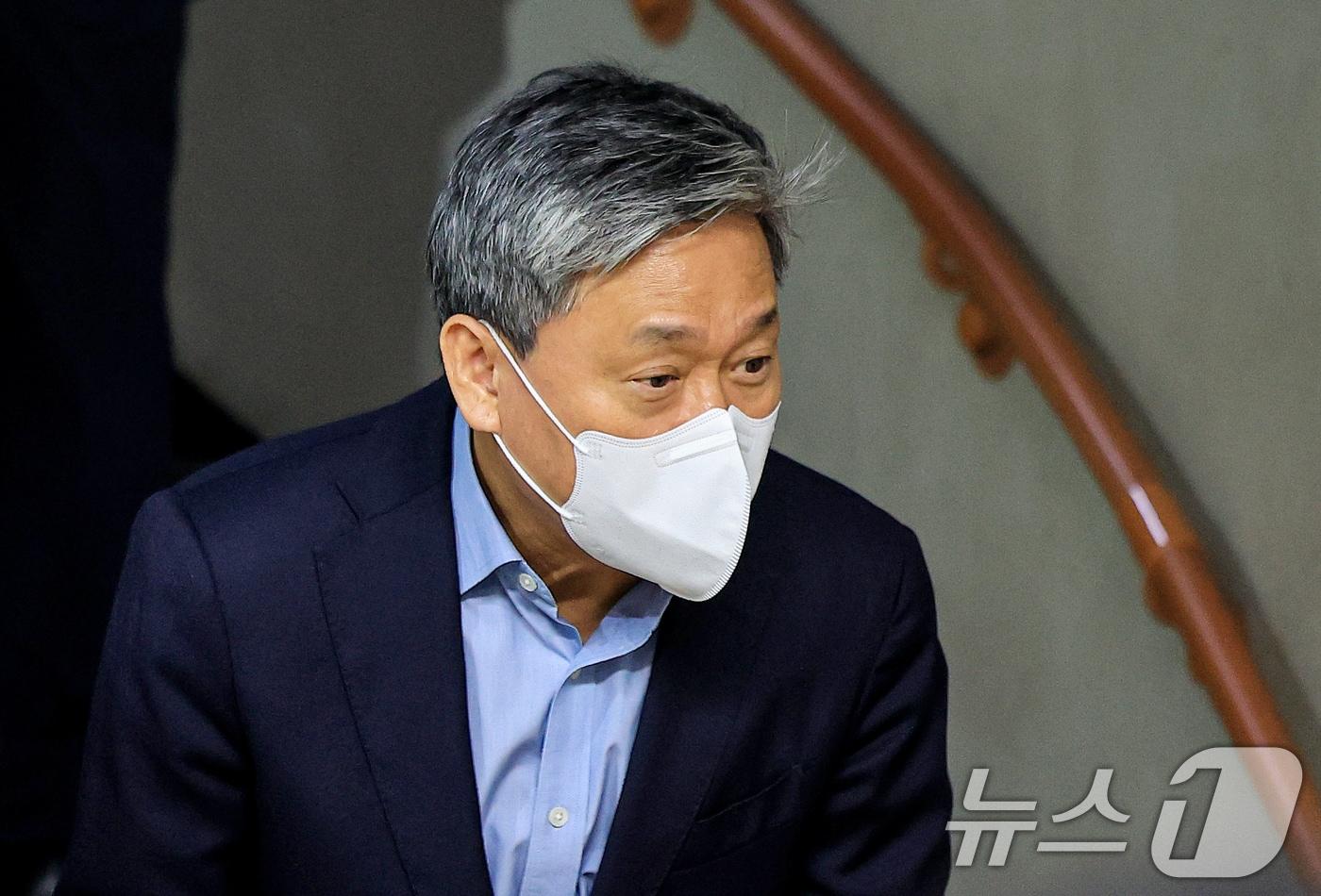 본문 이미지 - 배임혐의를 받고 있는 김성수 전 카카오엔터 대표가 28일 서울 서초동 서울중앙지방법원에서 열리는 항소심 5차공판에 출석하고 있다. 2026.4.28 ⓒ 뉴스1 이호윤 기자