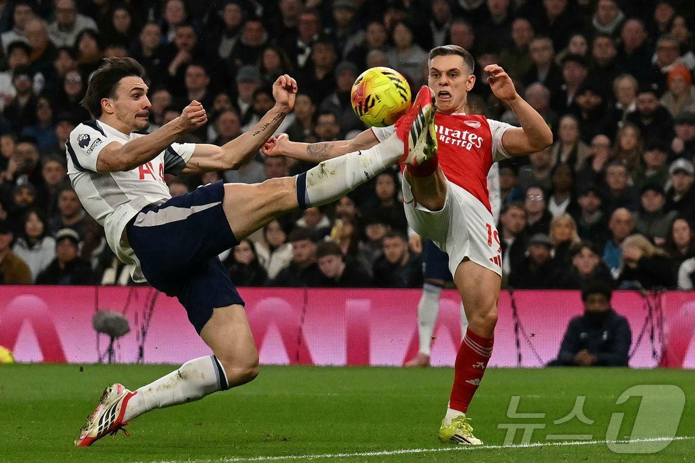 본문 이미지 - 토트넘과 아스널의 경기 모습 ⓒ AFP=뉴스1