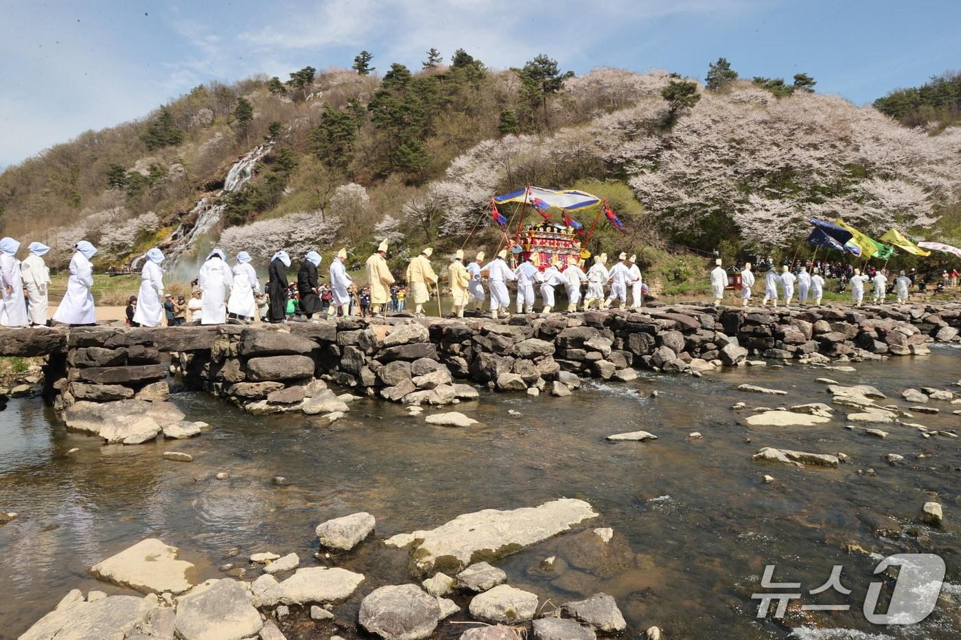 본문 이미지 - 생거진천 농다리축제 상여 다리 건너기 재현 모습(진천군 제공. 재판매 및 DB금지)