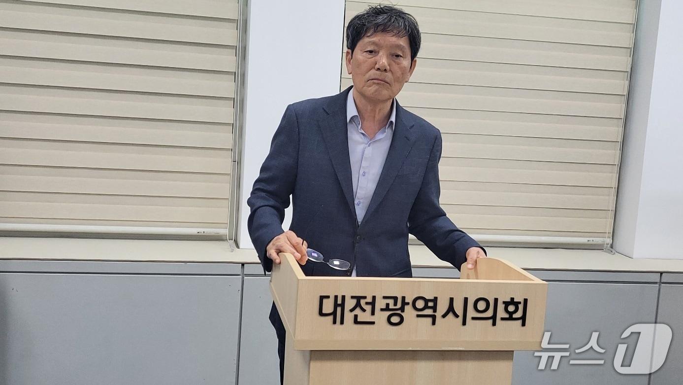 본문 이미지 - 더불어민주당 허태정 대전시장 후보 선대위 장수찬 정책본부장이 28일 오후 시의회 기자실에서 '대전형 통합돌봄 시스템 구축' 공약을 발표하고 있다. (박종명 기자) / 뉴스1