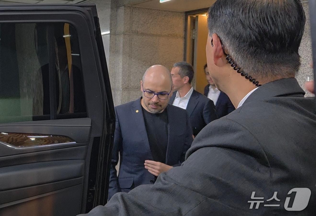 본문 이미지 - 데미스 하사비스 구글 딥마인드 최고경영자(CEO)가 구광모 LG그룹 회장과 오찬을 마친 후 이동하고 있다. 2026. 4. 28/뉴스1 황진중 기자