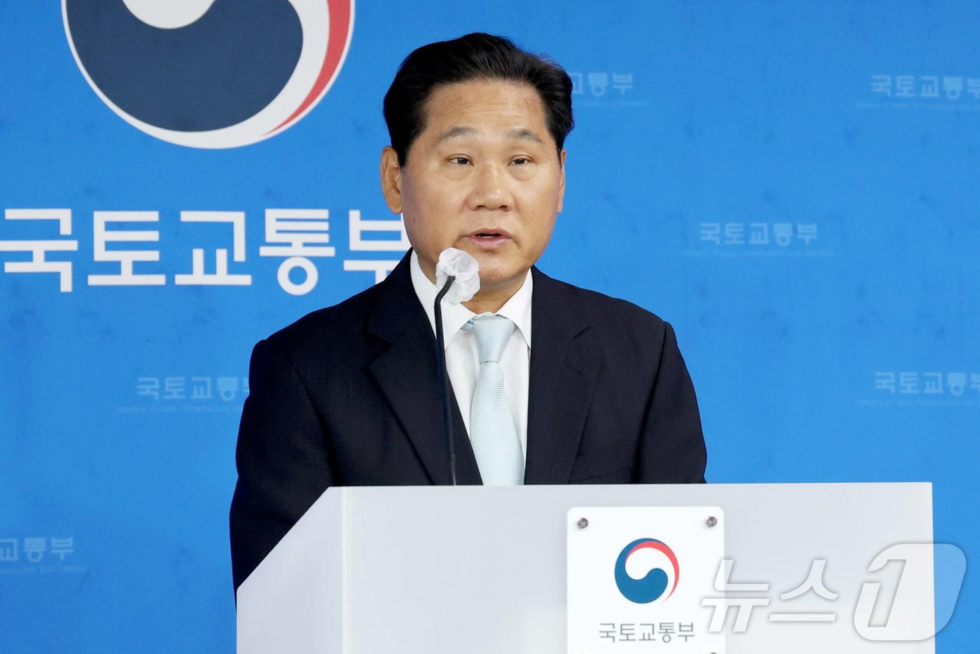 본문 이미지 - 김용석 국토교통부 대도시권광역교통위원장이 28일 세종시 정부세종청사에서 '출퇴근 대중교통 혼잡완화 종합대책'을 발표하고 있다. 2026.4.28 ⓒ 뉴스1 김기남 기자