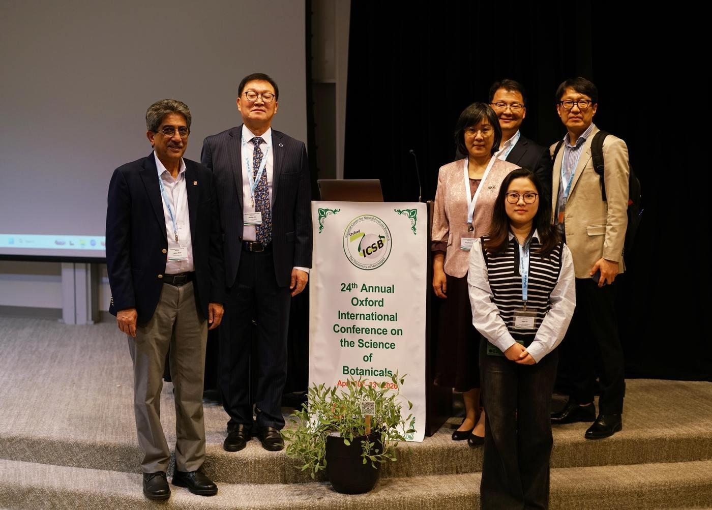 본문 이미지 - KGC가 국제천연물과학회(ICSB)에서 인삼 학술세미나 개최 후, 관계자들과 기념사진을 촬영하고 있다.(KGC 제공)