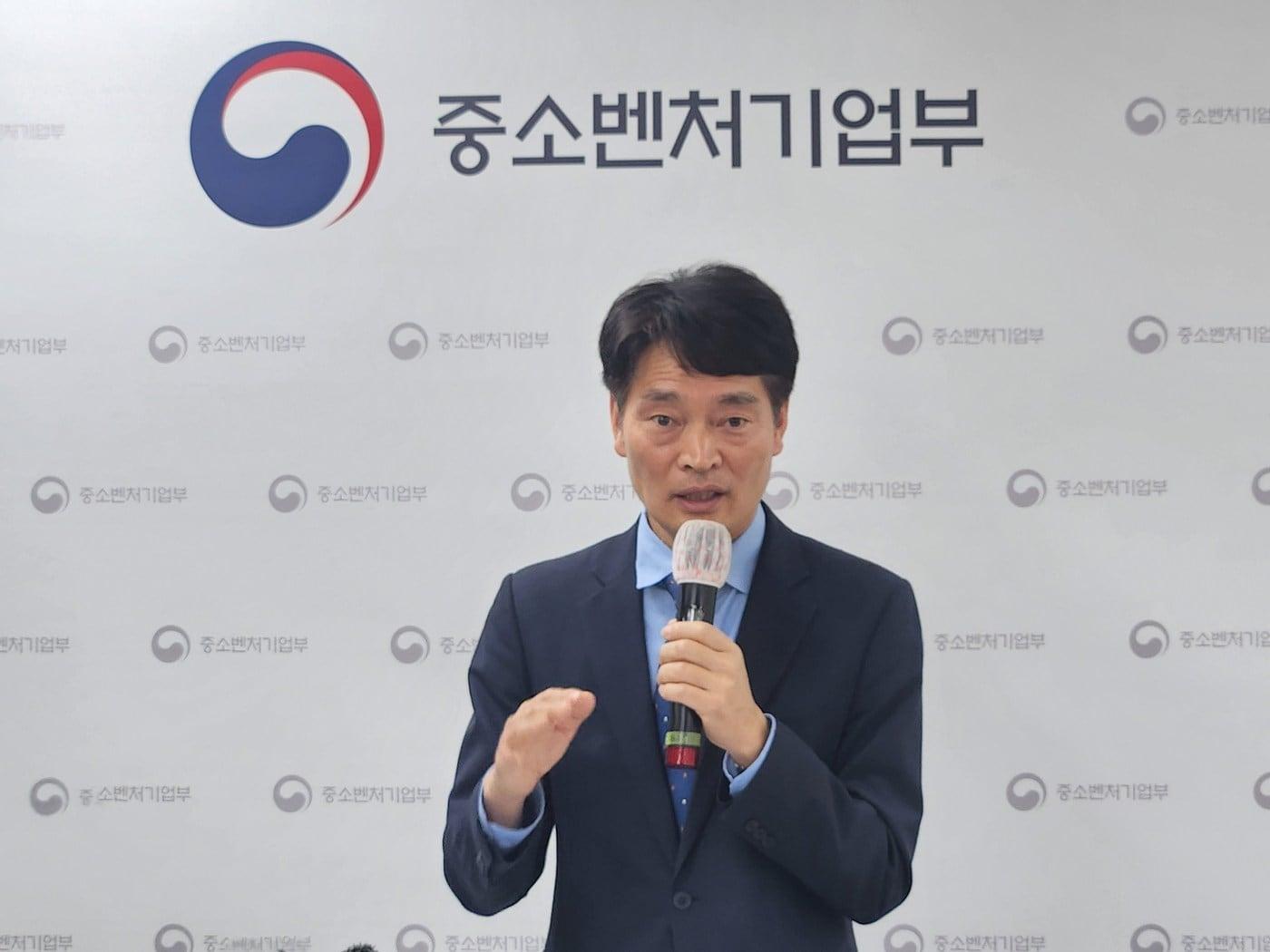 본문 이미지 - 김정주 중소벤처기업부 소상공인정책관이 28일 브리핑에서 소공인 스마트제조지원 사업의 부정수급에 대해 이야기하고 있다 (중기부 제공)