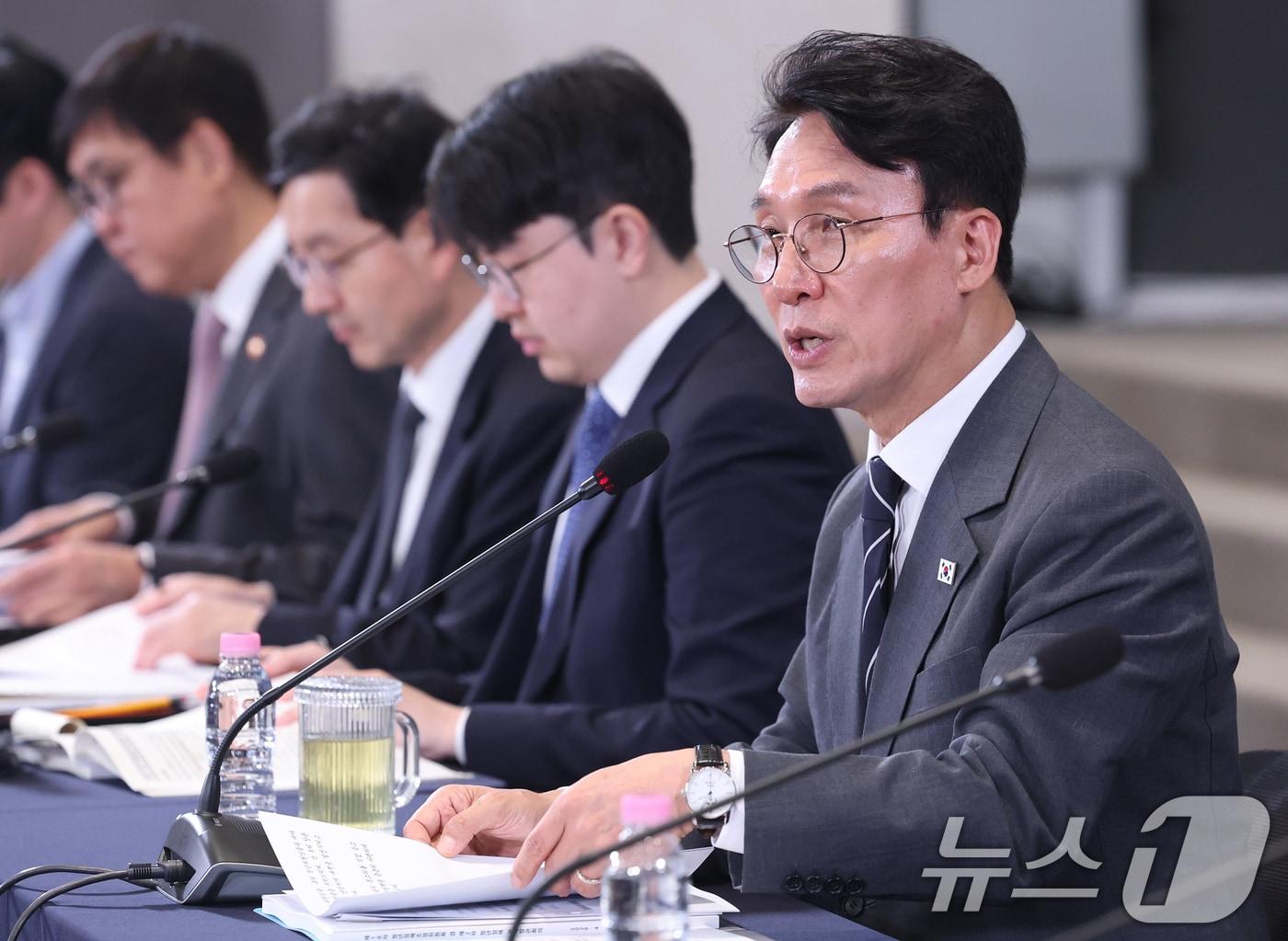 본문 이미지 - 김민석 국무총리가 28일 오후 서울 마포구 중소기업DMC타워에서 열린 제18차 청년정책조정위원회 및 제2차 청년정책관계장관회의에서 모두발언을 하고 있다. 2026.4.28 ⓒ 뉴스1 오대일 기자