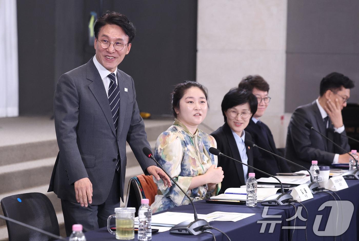 본문 이미지 - 김민석 국무총리가 28일 오후 서울 마포구 중소기업DMC타워에서 열린 제18차 청년정책조정위원회 및 제2차 청년정책관계장관회의에서 참석자들과 인사하고 있다. 2026.4.28 ⓒ 뉴스1 오대일 기자