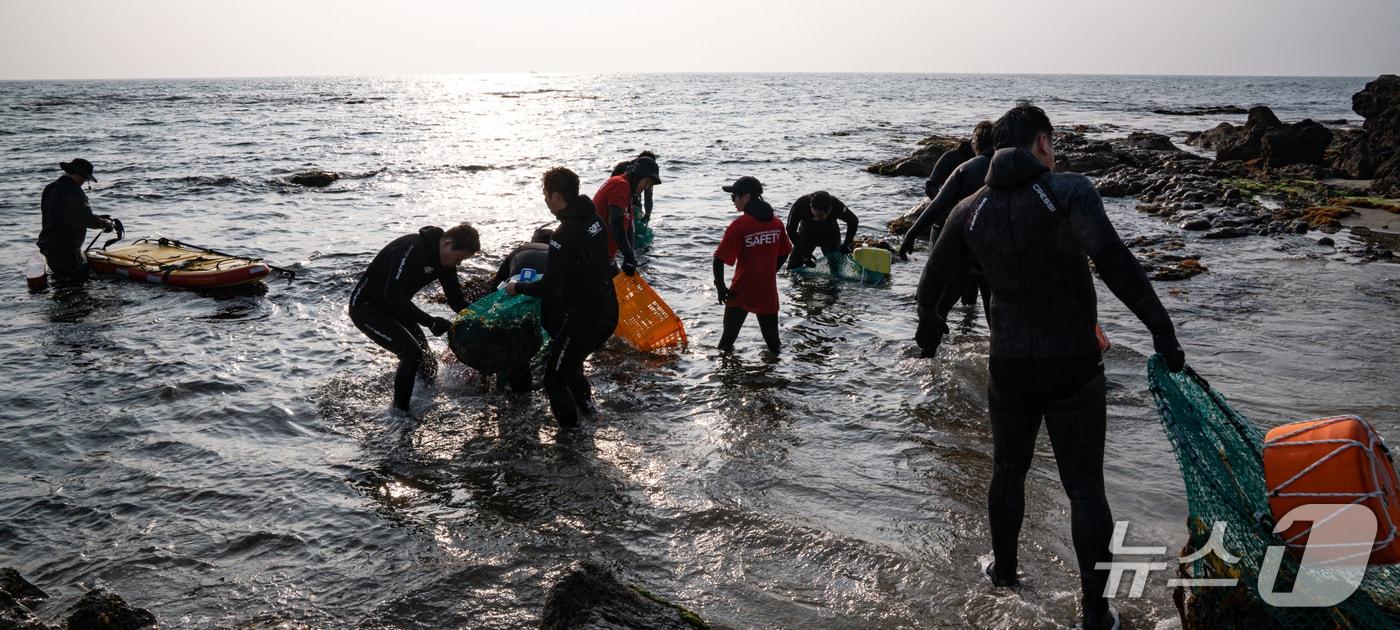 본문 이미지 - 경북 영덕군이 5월 2일부터 해남·해녀 복원 사업 1기 교육을 시작한다. 사진은 해남·해녀 학교 실습 모습. (영덕군 제공, 재판매 및 DB금지) 2026.4.28/뉴스1