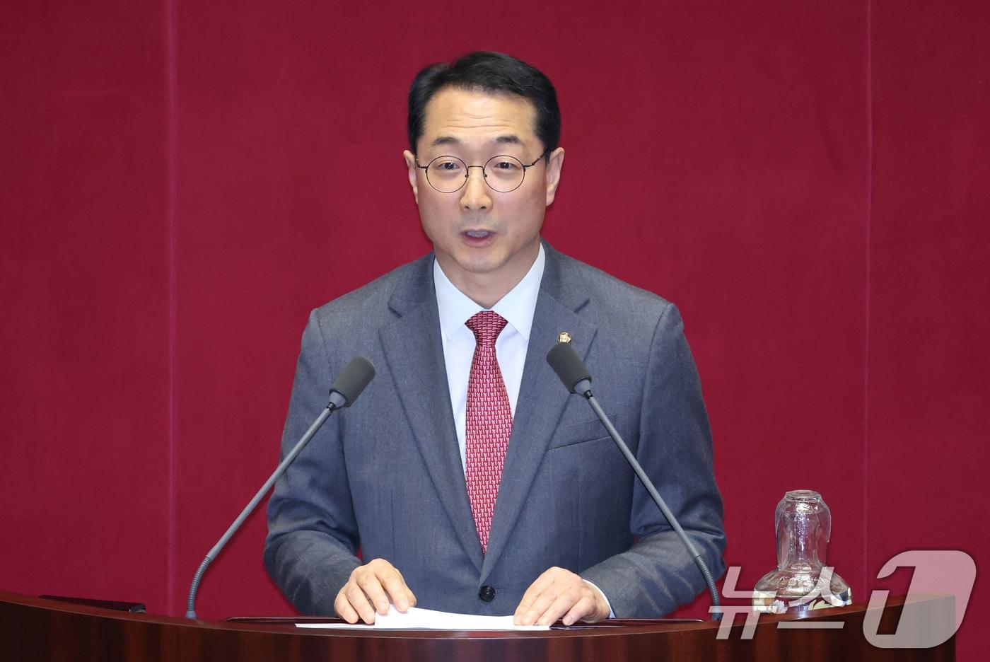 본문 이미지 - 김건 국민의힘 의원이 28일 서울 여의도 국회에서 열린 제434회국회(임시회) 제8차 본회의에서 자유 발언을 하고 있다. 2026.4.28 ⓒ 뉴스1 신웅수 기자