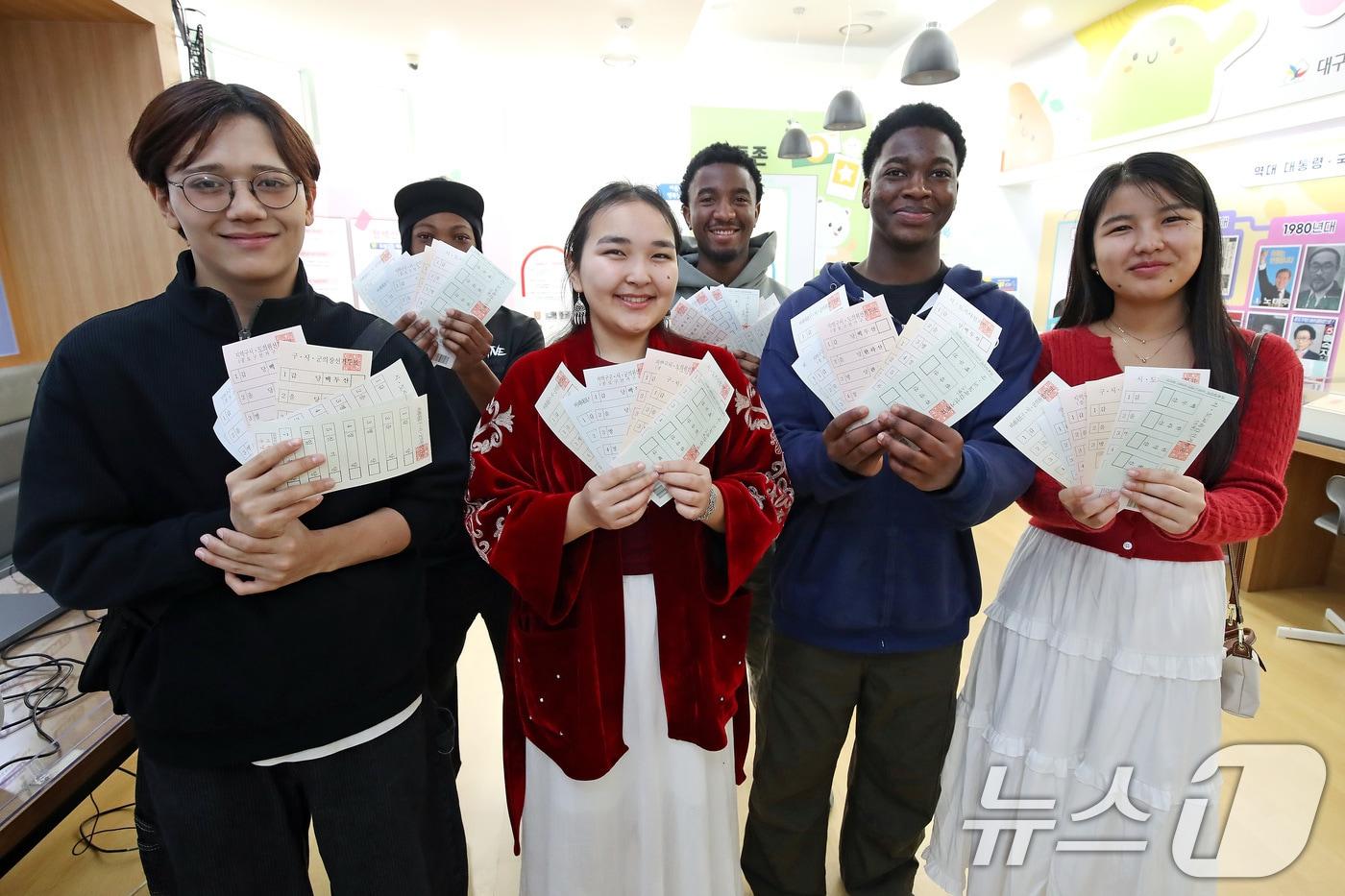 본문 이미지 - 28일 대구 서구 대구청소년문화의집 꼼지락발전소 내 대구시선거관리위원회 선거홍보관에서 영남이공대 외국인 유학생들이 대한민국 지방선거 투표 체험을 하고 있다. 2026.4.28 ⓒ 뉴스1 공정식 기자