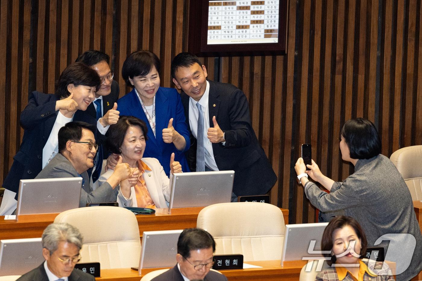 본문 이미지 - 추미애 더불어민주당 경기도지사 후보와 의원들이 28일 서울 여의도 국회에서 열린 제434회 국회(임시회) 제8차 본회의에서 기념 촬영을 하고 있다. 2026.4.28 ⓒ 뉴스1 유승관 기자