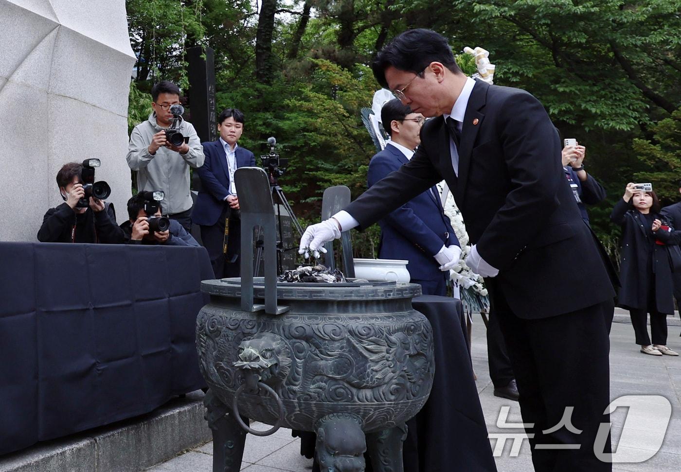 본문 이미지 - 김영훈 고용노동부 장관이 28일 오후 산업재해노동자의 날을 맞아 노사정 대표자들과 함께 서울 동작구 보라매공원 내 산재희생자 위령탑을 찾아 참배하고 있다. 2026.4.28 ⓒ 뉴스1 구윤성 기자