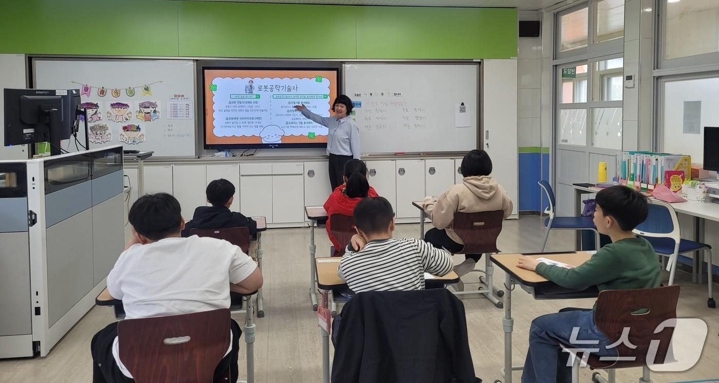 본문 이미지 - '찾아가는 특수학급 진로·직업교육'장면(전남교육청 제공,재판매 및 DB금지)/뉴스1 