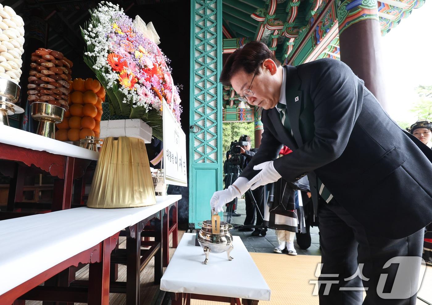 본문 이미지 - 이재명 대통령이 28일 충남 아산시 현충사에서 열린 충무공 탄신 제481주년 기념행사에서 분향하고 있다. 2026.4.28 ⓒ 뉴스1 이재명 기자