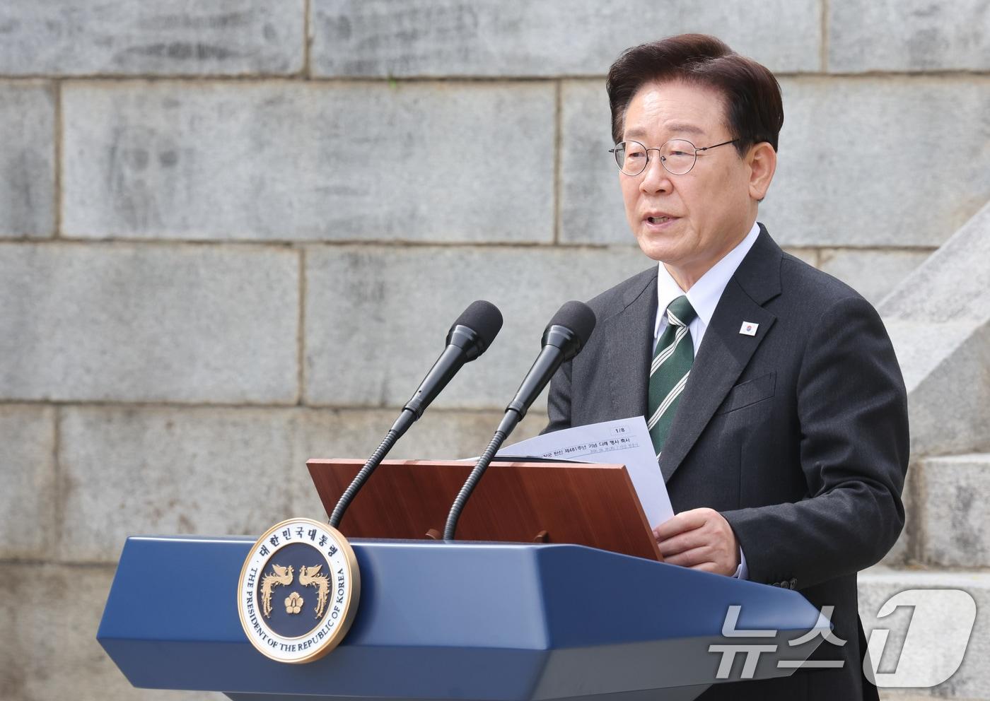 본문 이미지 - 이재명 대통령이 28일 충남 아산시 현충사에서 열린 충무공 탄신 제481주년 기념행사에서 축사하고 있다. 2026.4.28 ⓒ 뉴스1 이재명 기자