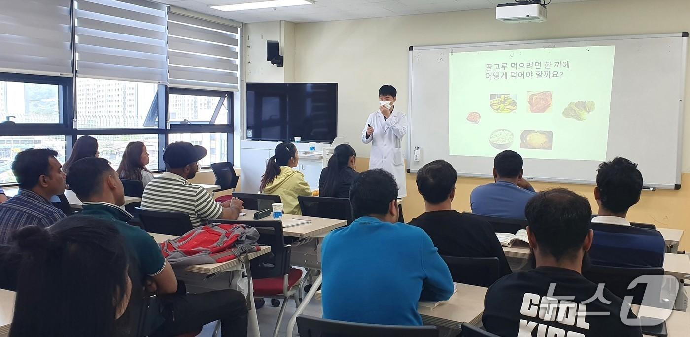 본문 이미지 - 다문화 이웃 건강 마중사업 교육 장면(옥천군 제공.재판매 및 DB금지)  