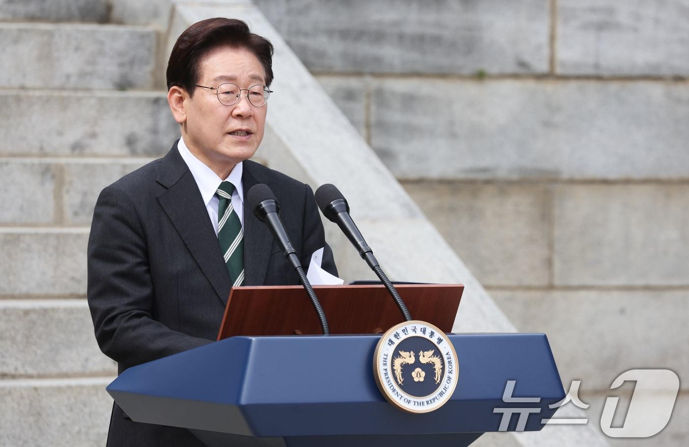 본문 이미지 - 이재명 대통령이 28일 충남 아산시 현충사에서 열린 충무공 탄신 제481주년 기념행사에서 축사하고 있다. 2026.4.28 ⓒ 뉴스1 이재명 기자