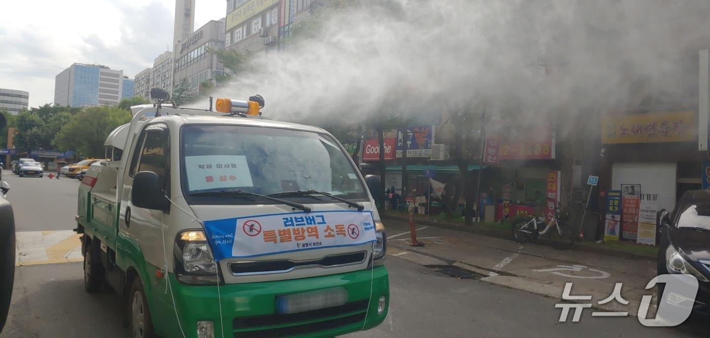 본문 이미지 - 러브버그 방역.(광명시 제공)