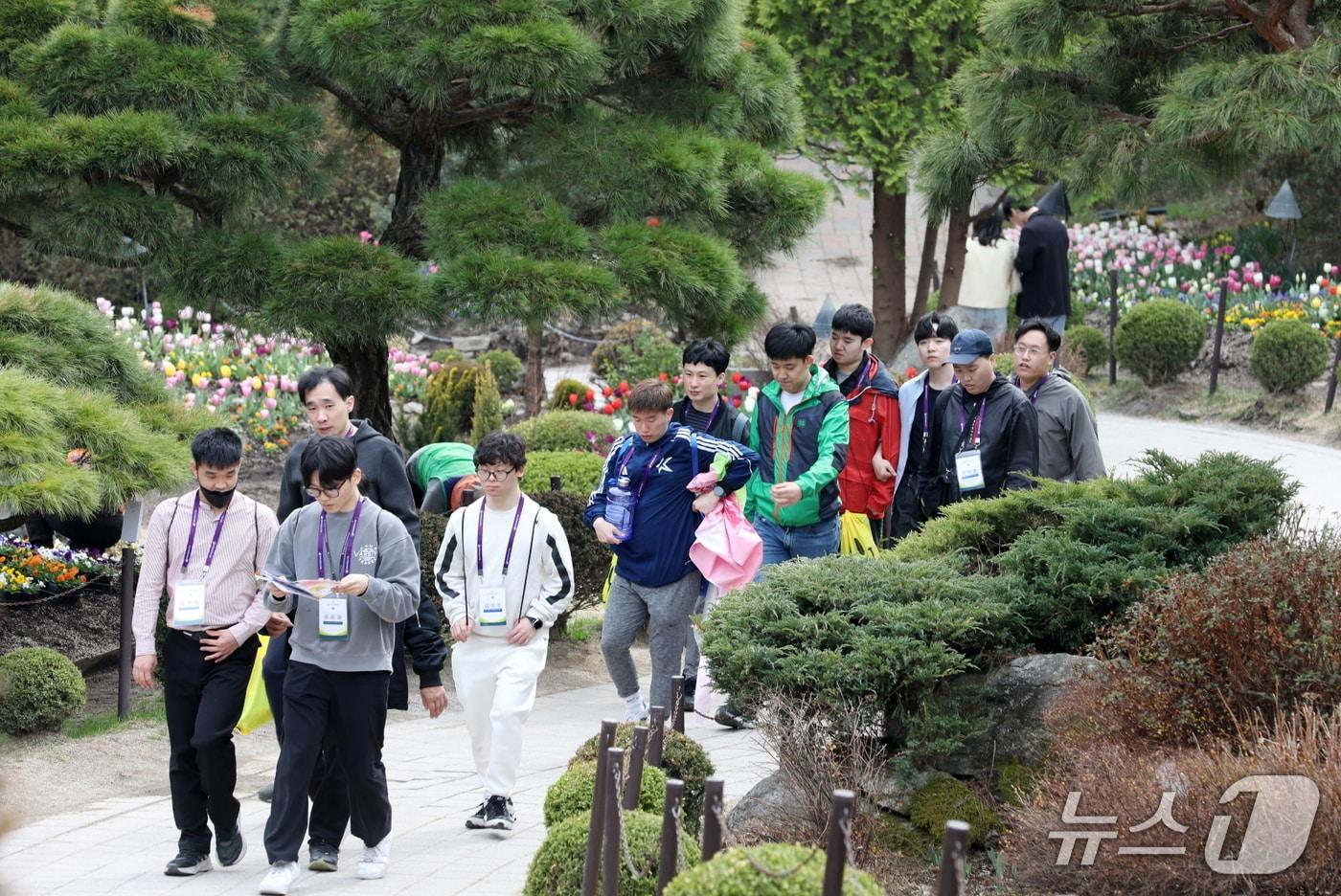 본문 이미지 - 지난해 4월 9일 열린 발달장애인 걷기 대회.(강남구 제공)