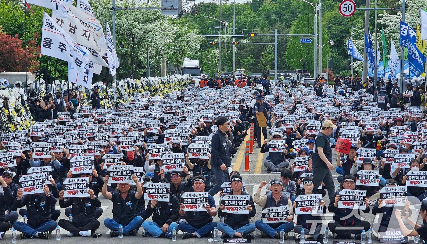 본문 이미지 - 민주노총 조합원들이 28일 화물연대가 집회 중인 경남 CU 진주물류센터 앞에서 대규모 집회를 열고 구호를 외치고 있다. 이날 '영호남권 결의대회'는 조합원 1000여 명이 참여해 사망한 조합원 헌화와 애도, 사고 책임 규명, BGF리테일의 파업 사태 해결을 위한 성실 교섭 등을 촉구했다. 2026.4.28 ⓒ 뉴스1 한송학 기자
