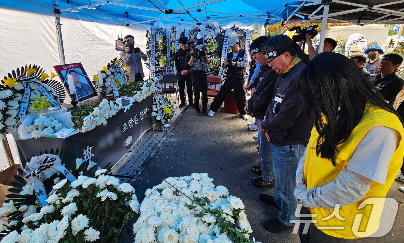 본문 이미지 - 28일 화물연대가 집회 중인 경남 CU 진주물류센터 앞에서 민주노총이 대규모 집회를 진행한 가운데 민주노총 조합원들이 집회 도중 사망한 조합원 분향소를 찾아 묵념하고 있다. 2026.4.28 ⓒ 뉴스1 한송학 기자