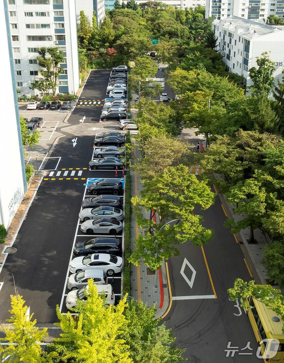 본문 이미지 - '양천구 공동주택 지원사업'을 통해 옥외주차장을 증설한 목동 13단지.(양천구 제공)