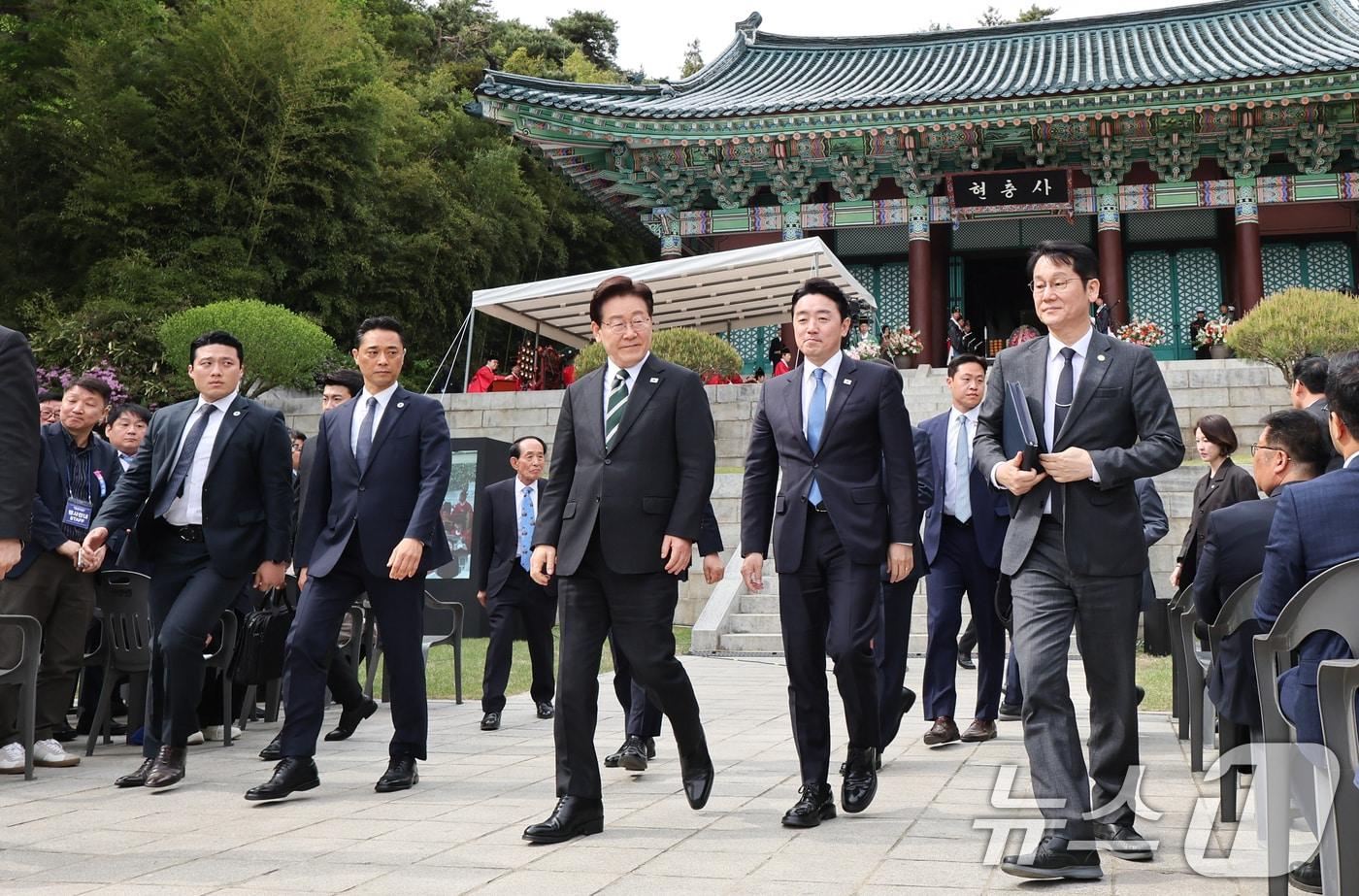 본문 이미지 - 이재명 대통령이 28일 충남 아산시 현충사에서 열린 충무공 탄신 제481주년 기념행사를 마친 뒤 이동하고 있다. 2026.4.28 ⓒ 뉴스1 이재명 기자