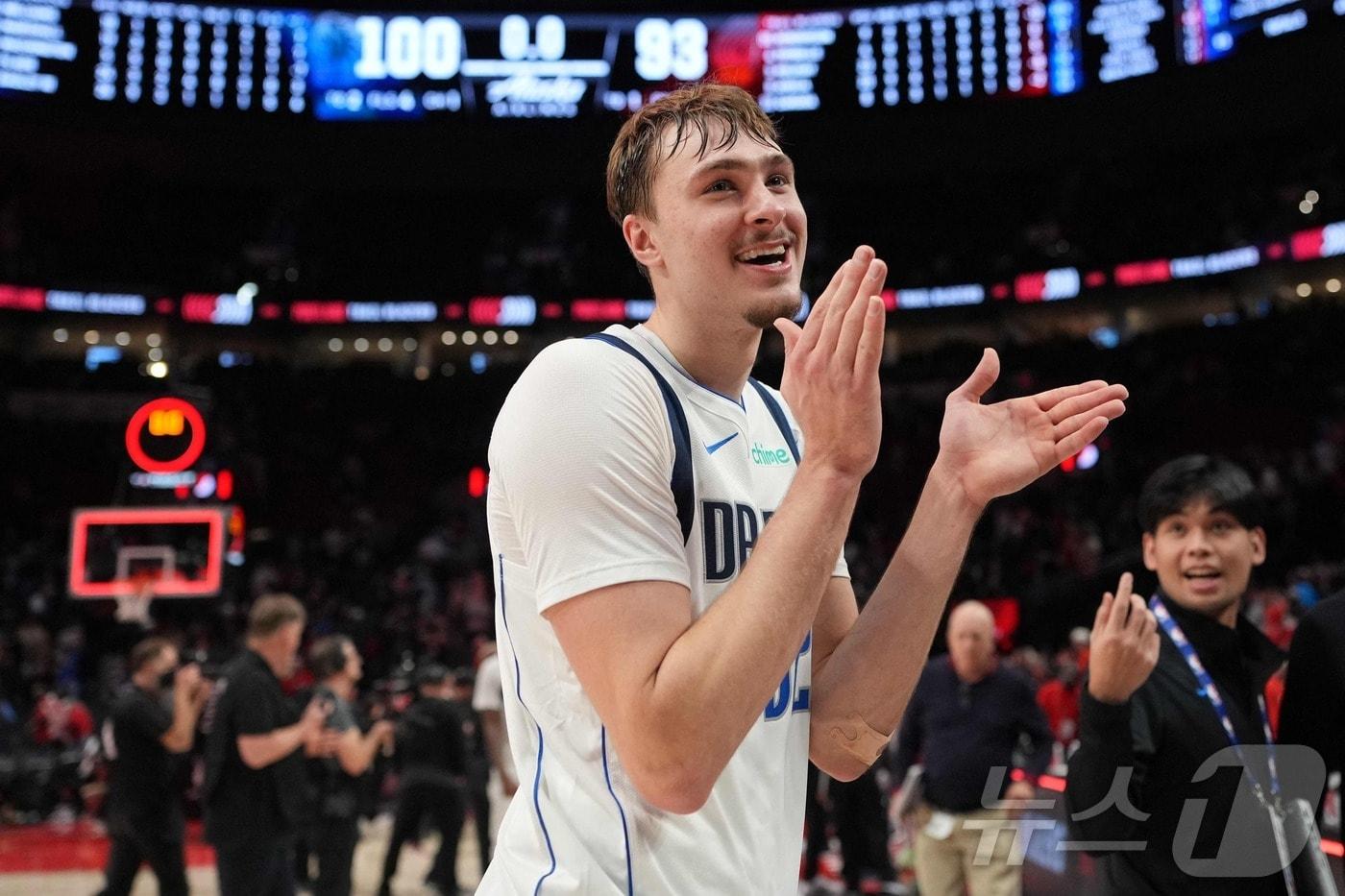 본문 이미지 - 댈러스 매버릭스 포워드 쿠퍼 플래그가 2025-26 NBA 신인상을 받았다. ⓒ AFP=뉴스1