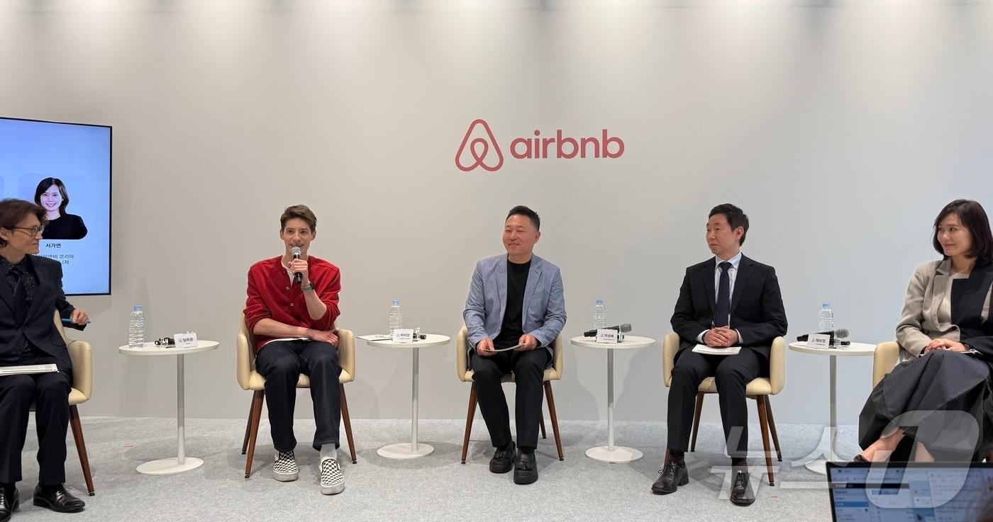 본문 이미지 - 임희윤 문화평론가(왼쪽부터)관광통역안내사 겸 방송인 파비앙, 박성배 온지음 헤드 셰프, 채보영 한국민박업협회회장 ⓒ 뉴스1 윤슬빈 관광전문기자