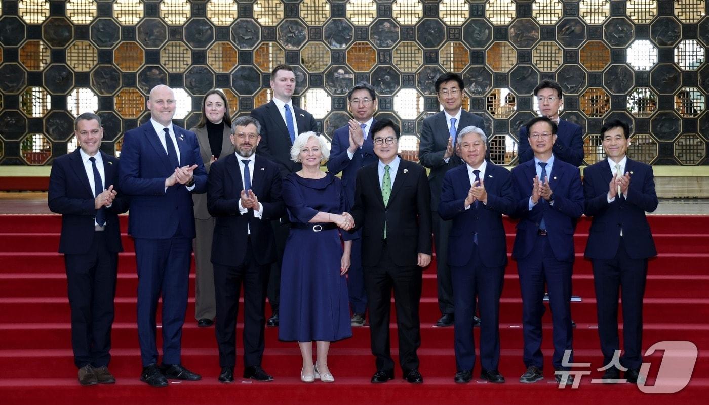 본문 이미지 - 우원식 국회의장과 다이가 미에리냐 라트비아 국회의장이 28일 서울 여의도 국회에서 만나 양국 관계 발전 방안 등에 대해 논의했다. (국회 제공)