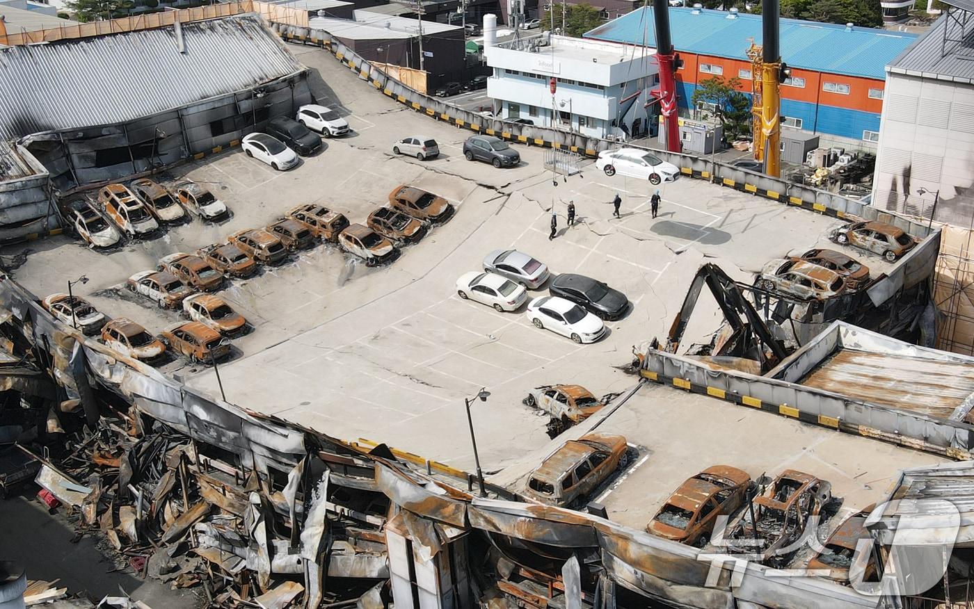 본문 이미지 - 74명의 사상자가 발생한 대전 안전공업에 대해 수사당국이 화재 원인을 조사 중인 가운데 28일 대전 대덕구 안전공업 동관 옥상 주차장에서 방치된 차량 이송과 철거 작업이 진행되고 있다. 2026.4.28 ⓒ 뉴스1 김기태 기자