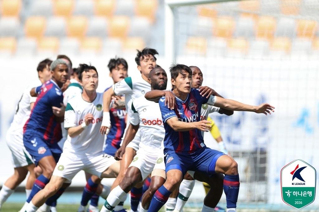 본문 이미지 - K리그2 판이 그 어느 때보다 뜨겁다. 승격의 문이 넓어지면서 보다 치열한 승부가 펼쳐지고 있다. (한국프로축구연맹 제공)