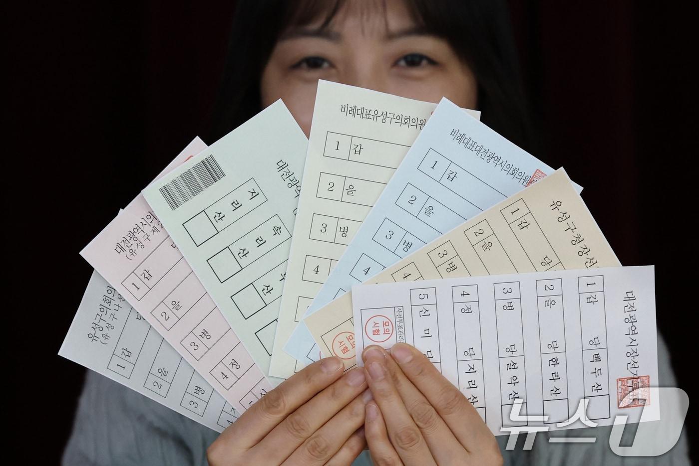 본문 이미지 - 28일 대전 유성구 어은중학교에서 대전시선관위 직원들이 제9회 전국동시지방선거 사전투표 제1차 모의시험에서 투표용지를 보이고 있다. 2026.4.28 ⓒ 뉴스1 김기태 기자