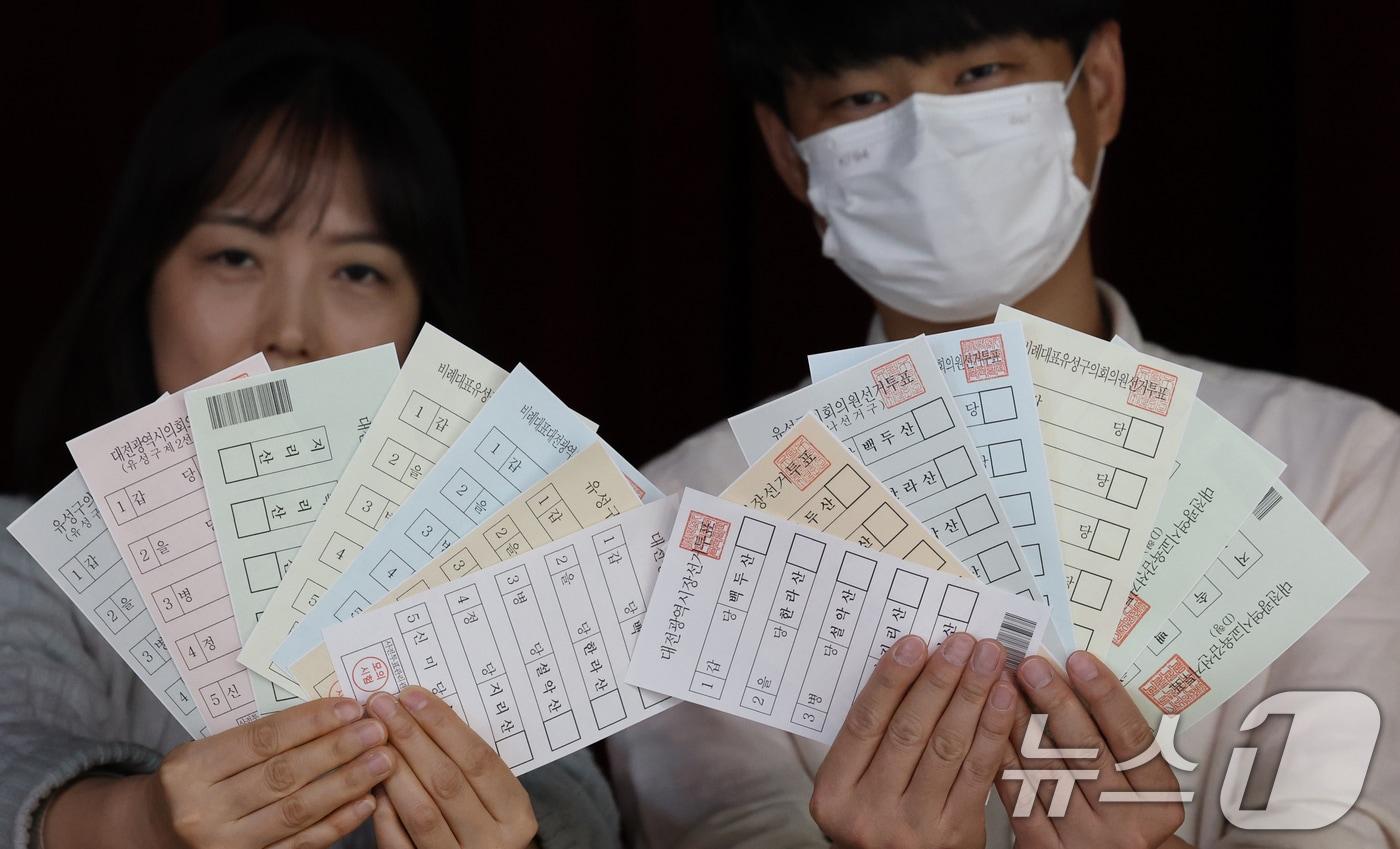 본문 이미지 - 28일 대전 유성구 어은중학교에서 대전시선관위 직원들이 제9회 전국동시지방선거 사전투표 제1차 모의시험에서 투표용지를 보이고 있다. 2026.4.28 ⓒ 뉴스1 김기태 기자