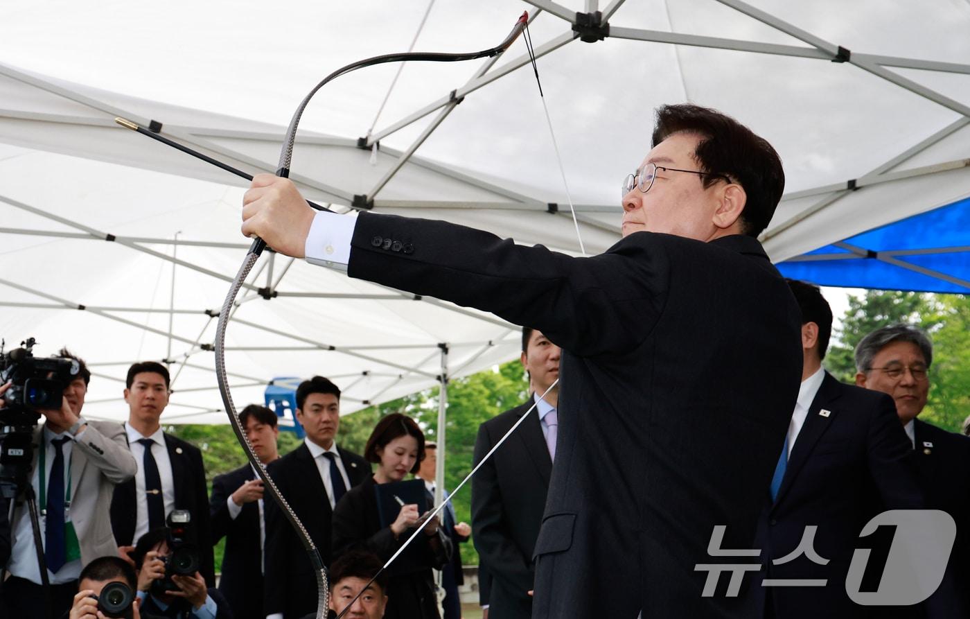 본문 이미지 - 이재명 대통령이 28일 충남 아산시 현충사에서 열린 제65회 대통령기 전국 궁도대회에서 활시위를 당기고 있다. 2026.4.28 ⓒ 뉴스1 이재명 기자