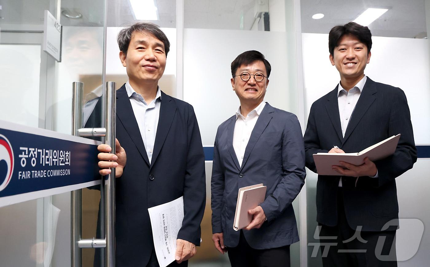 본문 이미지 - 설탕 담합을 적발해낸 공정거래위원회 오행록 기업거래결합심사국장(가운데), 우병훈 서기관, 정문홍 사무관이 28일 세종시 공정거래위원회에서 본사와 인터뷰에 앞서 포즈를 취하고 있다. 2026.4.28 ⓒ 뉴스1 김기남 기자