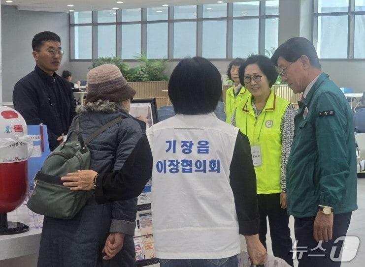 본문 이미지 - 정종복 기장군수(오른쪽)가 고유가지원금 접수처를 방문해 군민 불편사항을 점검하고 있다.(기장군 제공. 재판매 및 DB금지)