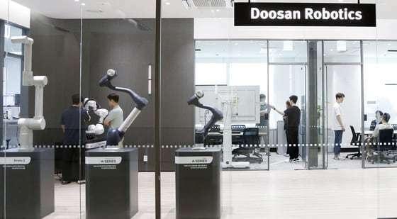 본문 이미지 - 두산로보틱스 이노베이션센터 내부 전경.(두산로보틱스 제공)/뉴스1