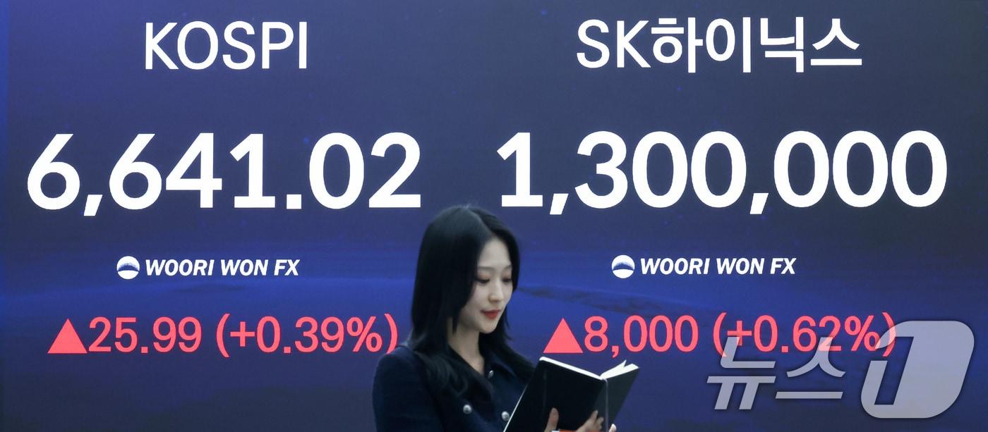 본문 이미지 - 코스피 지수가 연일 사상 최고치를 경신한 28일 오후 서울 중구 우리은행 본점 딜링룸 전광판에 SK하이닉스, 코스피 종가가 표시되고 있다. 이날 코스피는 전 거래일 대비 25.99포인트(0.39%) 오른 6641.02에 거래를 마쳤다. 2026.4.28 ⓒ 뉴스1 임지훈 인턴기자