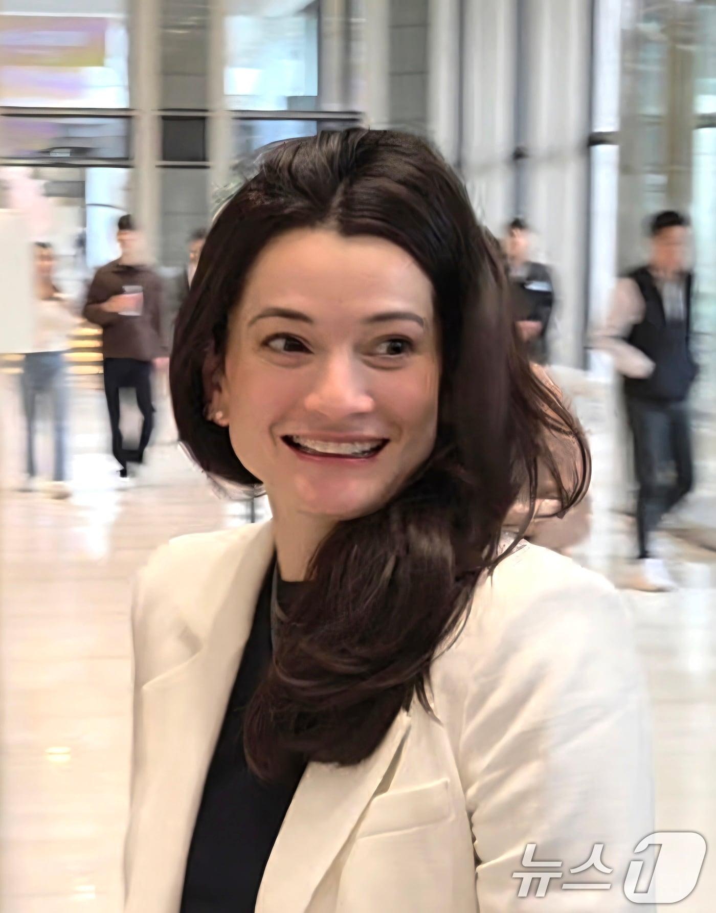 본문 이미지 - 매디슨 황 엔비디아 옴니버스·로보틱스 제품 마케팅 수석 이사가 28일 구광모 LG그룹 회장을 만나기 위해 서울 여의도 LG트윈타워를 방문하고 있다. 2026.4.28 ⓒ 뉴스1 황진중 기자